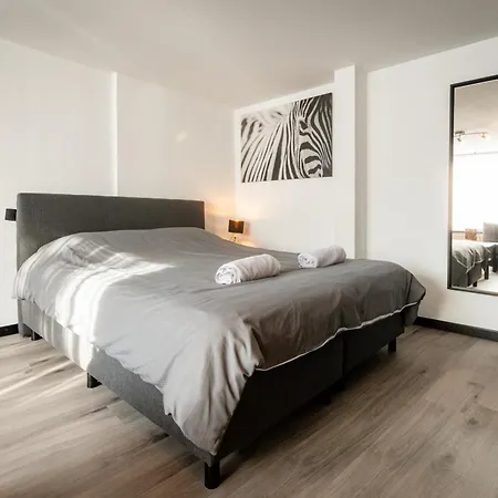 Le By La Reine Center Apartment Spa