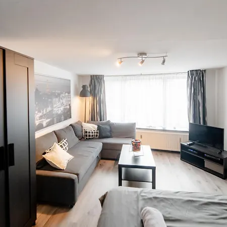 Le By La Reine Center