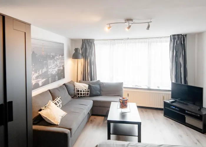 Le By La Reine Center