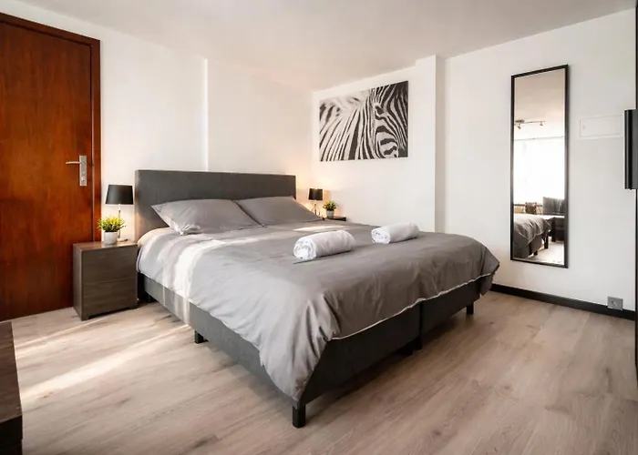 Le By La Reine Center Spa